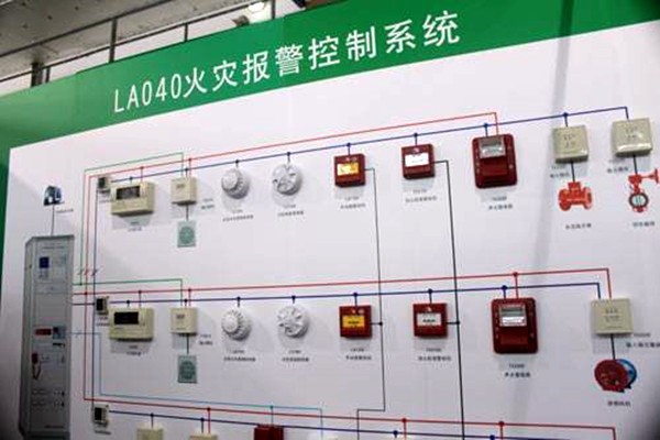 出現火警時，樓宇控制系統如何快速做出反應？